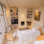 Elegant Triplex With Terrace & Ac - Perfect For 6 Guests