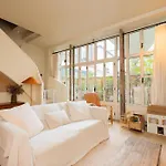 Elegant Triplex With Terrace & Ac - Perfect For 6 Guests